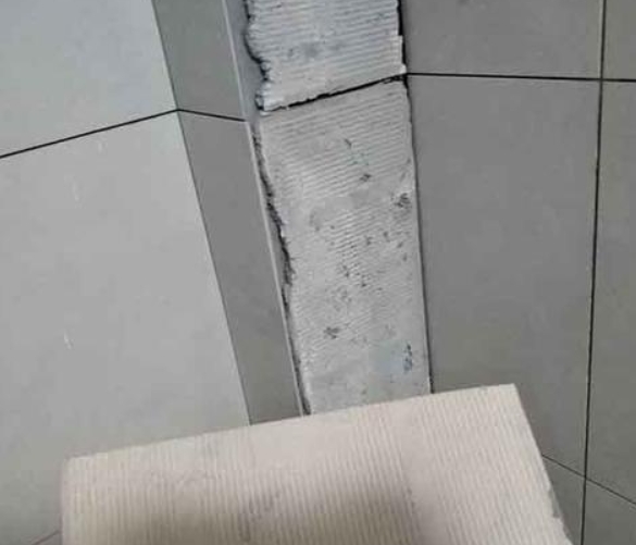 昭通瓷砖空鼓维修公司分享下厨房瓷砖脱落的补救措施。